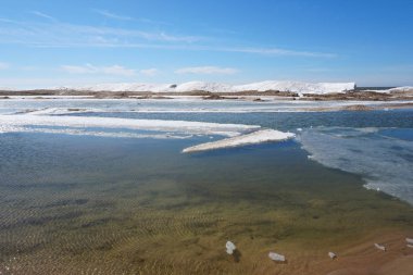 Buz ve kar su, mavi gökyüzü arka plan bahar günü göl kıyısında