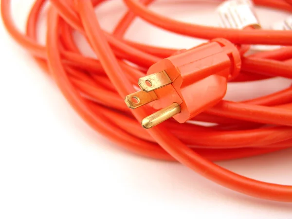 Beyaz arka plan üzerinde izole turuncu üç sivri uç uzatma kablosu