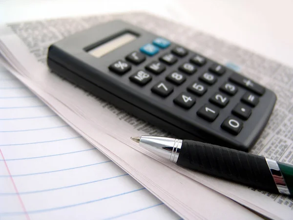 Calculator Met Krant Pen Gelinieerd Papier — Stockfoto