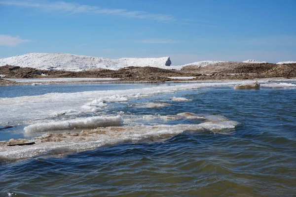 在波浪形的海面上融化的冰 后面是蓝天 — 图库照片