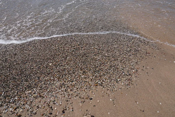 Мытье Воды Берегу Над Галькой Пляже Яркий Солнечный День Голубое — стоковое фото