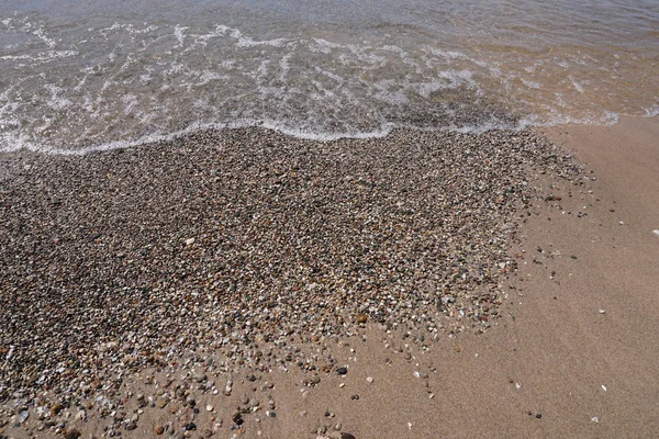 Мытье Воды Берегу Над Галькой Пляже Яркий Солнечный День — стоковое фото