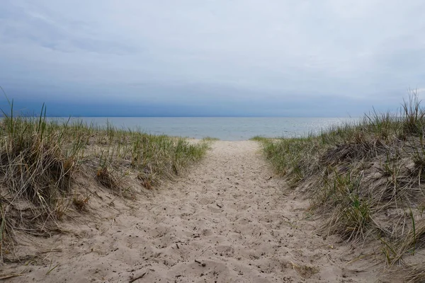 Areia Com Grama Praia Primeiro Plano Céu Nublado Lago Fundo — Fotografia de Stock