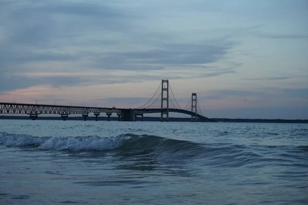 Ponte Acima Oceano Ondulado Com Céu Nublado Fundo — Fotografia de Stock