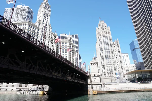 抬头望着芝加哥和密歇根大道大桥的天际线 美国国旗在微风中飘扬 — 图库照片#