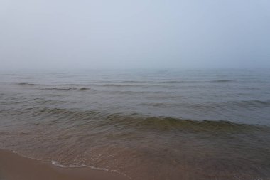 Sis soğuk Kasım sabahı büyük göl üzerinde