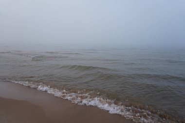 Sis soğuk Kasım sabahı büyük göl üzerinde