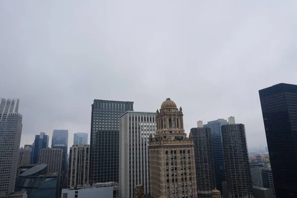 Sisli Bulutlu Gökyüzü Karşı Chicago Dan Binalar — Stok fotoğraf