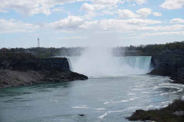 Niagara Falls Hästsko Vattenfall Ljusa Vårdag Med Moln Och Himmel — Stockfoto