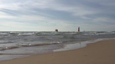 Taş iskele yakınında dalgalı deniz 