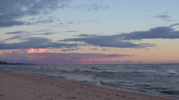 Solnedgång Över Havet Tvättning Strandlinje Över Sandstrand — Stockvideo