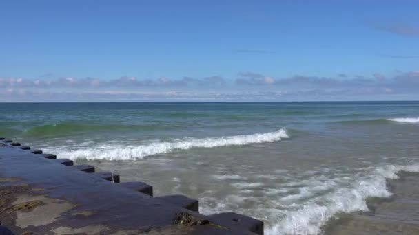 Stenen Pier Boven Rustige Golvende Zee — Stockvideo