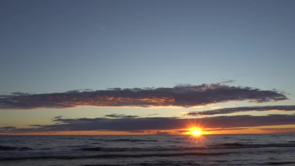 Δραματικό Ηλιοβασίλεμα Και Όμορφη Θάλασσα — Αρχείο Βίντεο