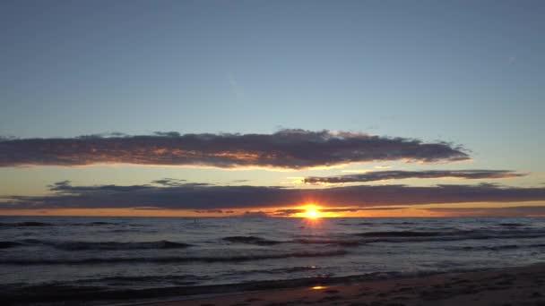 戏剧性的日落和美丽的大海 — 图库视频影像
