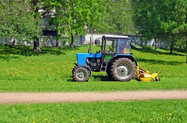 Трактор Косилкой Стрижки Травы Газоне — стоковое фото