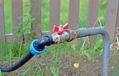 Yaz parçası su sistemi için soğuk su kırsal alanlarda yüksek. Metal ve plastik boru nerede bağlamak vinç odaklanmak.