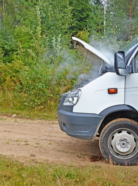 Fragment Faulty Car Sandy Forest Road Cowl Open Engine Smoking — Stock Photo, Image