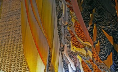 Kapalı perde parçası aşağıdan yaktı. Karanlık koridorun sağ tarafında manzara. Arka plan. Doku.