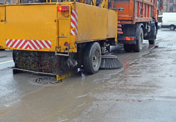 Cleaning of the carriageway with use of the sweeping harvester — Stock Photo, Image