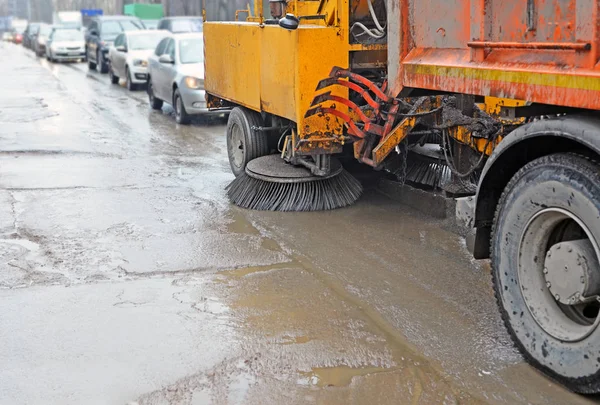 Sweeping harvester in traffic jam during rain — Stock Photo, Image