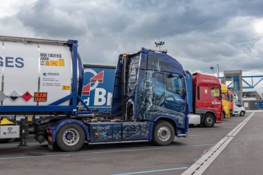 Le Havre, Fransa - 04 Mayıs 2018: Mola karayolu üzerinde kamyon park