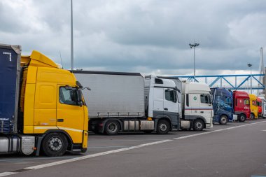 Le Havre, Fransa - 04 Mayıs 2018: Mola karayolu üzerinde kamyon park