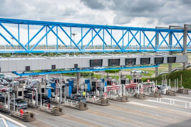 Köprü, Normandiya çıkarması, Le Havre, Fransa - 04 Mayıs 2018: ücretli istasyondan geçen arabalar