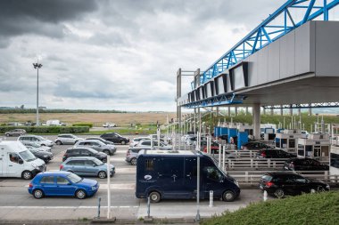 Köprü, Normandiya çıkarması, Le Havre, Fransa - 04 Mayıs 2018: ücretli istasyondan geçen arabalar