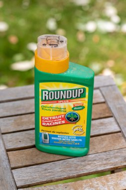 Paris, Fransa - 15 Ağustos 2018: Herbisit Fransız bahçe ahşap bir masa üzerinde. Geçen hafta bir marka-bir herbisit glyphosate, Monsanto şirketi tarafından yapılan içeren adıdır.