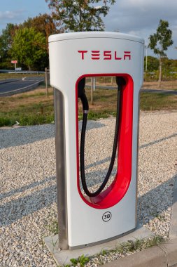 Reims, Fransa - 27 Ağustos 2018: Tesla süper şarj istasyonu onhighway ihtiyaç molası. Tesla Supercharger istasyonları Tesla araba hızlı ağ kullanılıyorsa bir saat içinde olmak için izin..