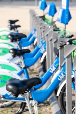 Calais, Fransa - 07 Eylül 2018: Calais, Fransa'nın toplu taşıma ağıyla entegre bisiklet, self-servis