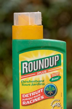 Paris, Fransa - 15 Ağustos 2018: Herbisit Fransız bir bahçe. Geçen hafta bir marka-bir herbisit glyphosate, Monsanto şirketi tarafından yapılan içeren adıdır.