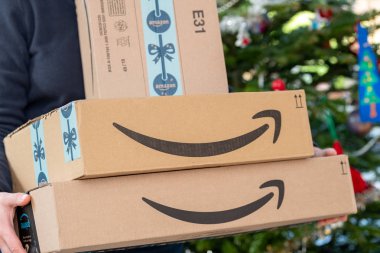 Paris, Fransa - 16 Aralık 2018: konut ev Noel için teslim bir Amazon Prime paketi