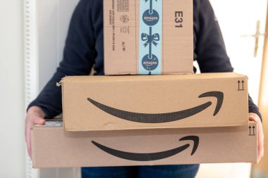 Paris, Fransa - 16 Aralık 2018: konut bir eve teslim bir Amazon Prime paketi
