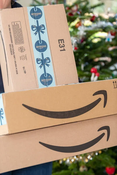 Paris, Fransa - 16 Aralık 2018: konut ev Noel için teslim bir Amazon Prime paketi