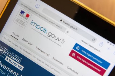 Paris, Fransa - 15 Kasım 2018: Fransız vergi web sitesi dijital tablet. Reform kaynağında vergi ödeme