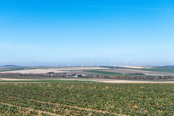 丘の上の風車。風力タービン電気を生成する wi — ストック写真