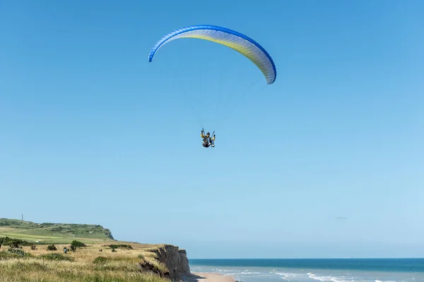 Paragliding boven de klif — Stockfoto