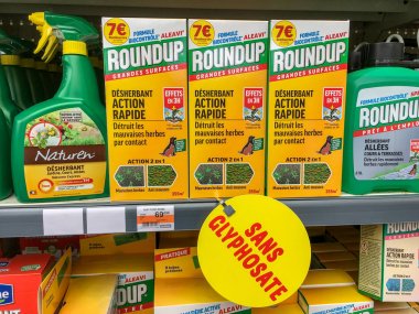 Paris, Fransa - 27 Nisan 2019: Fransız Hipermarketinde çeşitli Herbisit içeren raflar. Roundup, Monsanto Şirketi tarafından üretilen glifosat içeren bir bitki öldürücüdür..