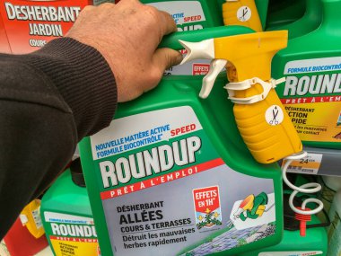 Paris, Fransa - 27 Nisan 2019: Müşteri bir Fransız hipermarketinden mal satın alıyor. Roundup, Monsanto Şirketi tarafından üretilen glifosat içeren bir bitki öldürücüdür..