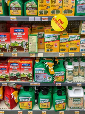 Paris, Fransa - 27 Nisan 2019: Fransız Hipermarketinde çeşitli Herbisit içeren raflar. Roundup, Monsanto Şirketi tarafından üretilen glifosat içeren bir bitki öldürücüdür..