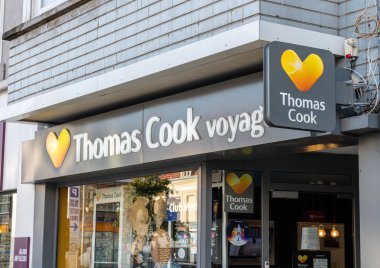 Calais, Fransa - 24 Eylül 2019: Calais, Fransa 'da Thomas Cook seyahat acentesi. Thomas Cook Group, 2019 'da çöken küresel bir tatil şirketi..