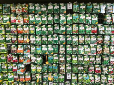 Lille, Fransa - 08 Ekim 2018: sachets de graines de marque 'Le paysan' dans une jardinerie.