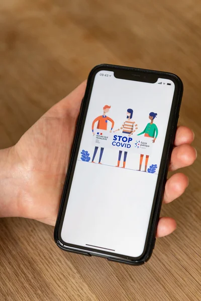 Parijs Frankrijk Juni 2020 Persoon Die Stop Covid App Een — Stockfoto