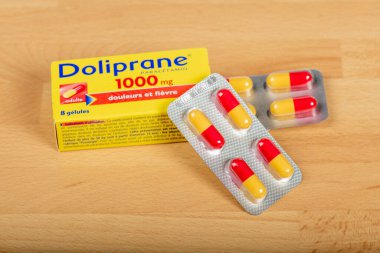 Paris, Fransa - 19 Haziran 2020: Parasetamol bazlı bir ağrı kesici olan doliprane kutusu. Fransa, Parasetamol üretimini kendi topraklarına taşımak istiyor.
