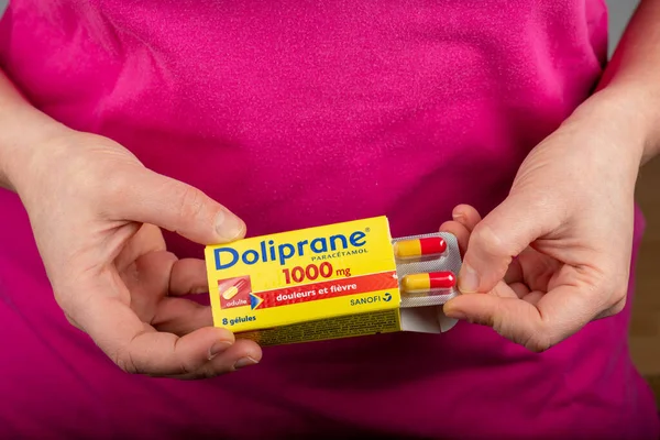 Parigi Francia Gennaio 2020 Donna Che Prende Medicine Doliprane Analgesico — Foto Stock