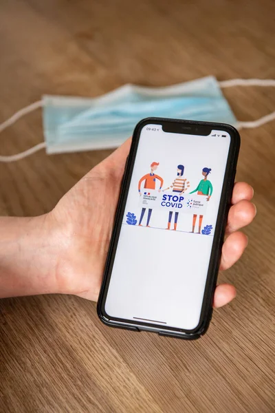 Parijs Frankrijk Juni 2020 Persoon Die Stop Covid App Een — Stockfoto