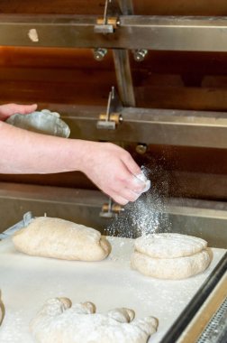 Fırıncı pişirmeden önce ekmek hazırlıyor