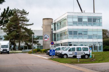 Coquelles, Fransa - 12 Ekim 2020: Coquelles 'deki Eurotunnel merkez ofisleri. Eurotunnel, Kanal Tüneli 'nin altyapısının 2086 yılına kadar imtiyazlı özel bir Avrupa şirketidir.