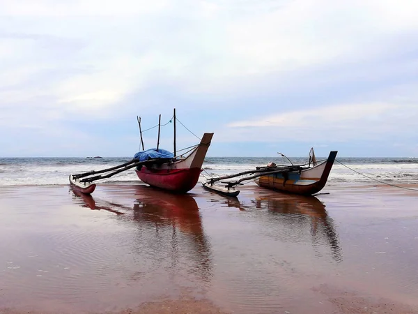 Wooden old fishing boats on the shore — Stock Photo, Image